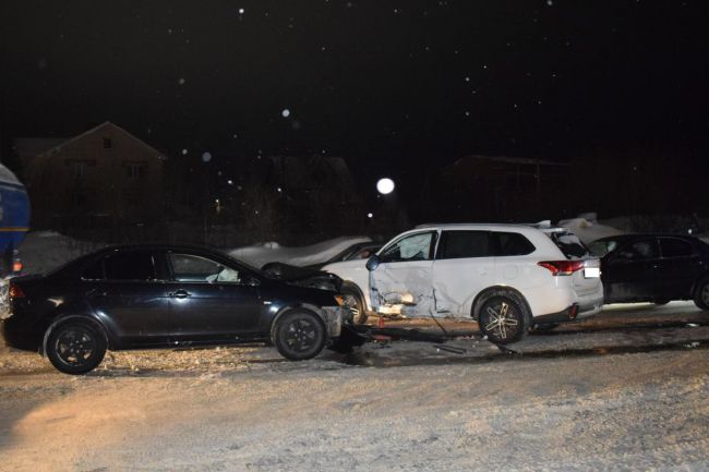 В Ухте на ул. Западная столкнулись Mitsubishi Lancer, Mitsubishi Outlander и Chevrolet Klan